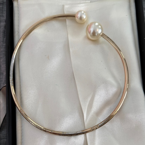 Jewelry - Elegant Gold Pearl Bangle necklace